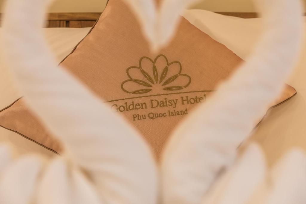 Четырехместный (Улучшенный номер с 2 кроватями размера «queen-size») отеля Golden Daisy Hotel, Дуонг-Донг