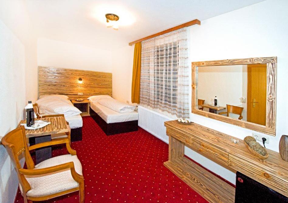 Двухместный (Бюджетный двухместный номер с 2 отдельными кроватями) отеля Panorama Landhaus, Целль-ам-Зе