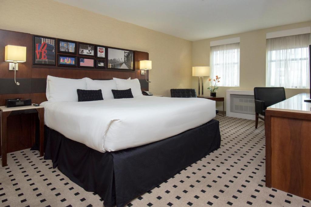 Двухместный (Номер Делюкс с кроватью размера «king-size») отеля Warwick Hotel Rittenhouse Square, Филадельфия