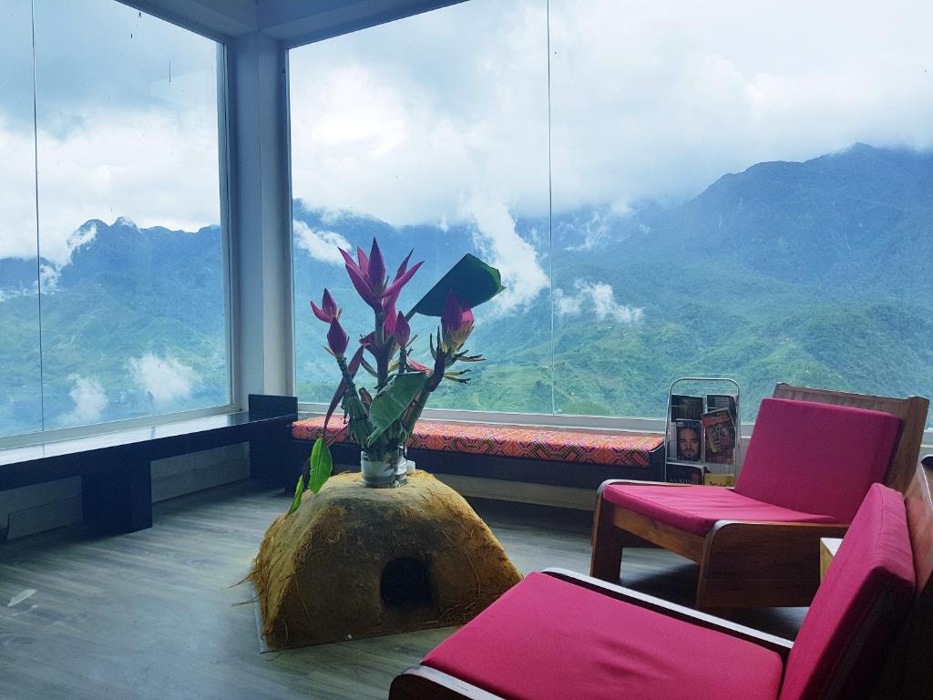 Phuong Nam Hotel with mountain view