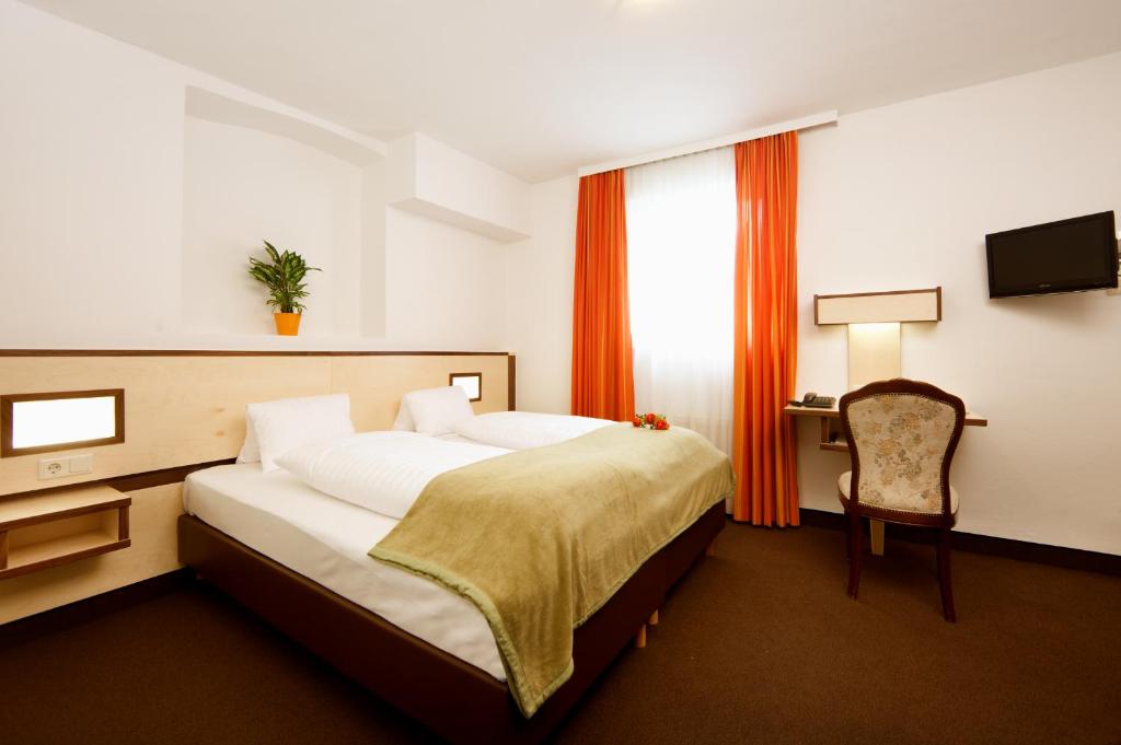 Двухместный (Двухместный номер с 1 кроватью или 2 отдельными кроватями) отеля Hotel Goldene Krone Innsbruck, Инсбрук