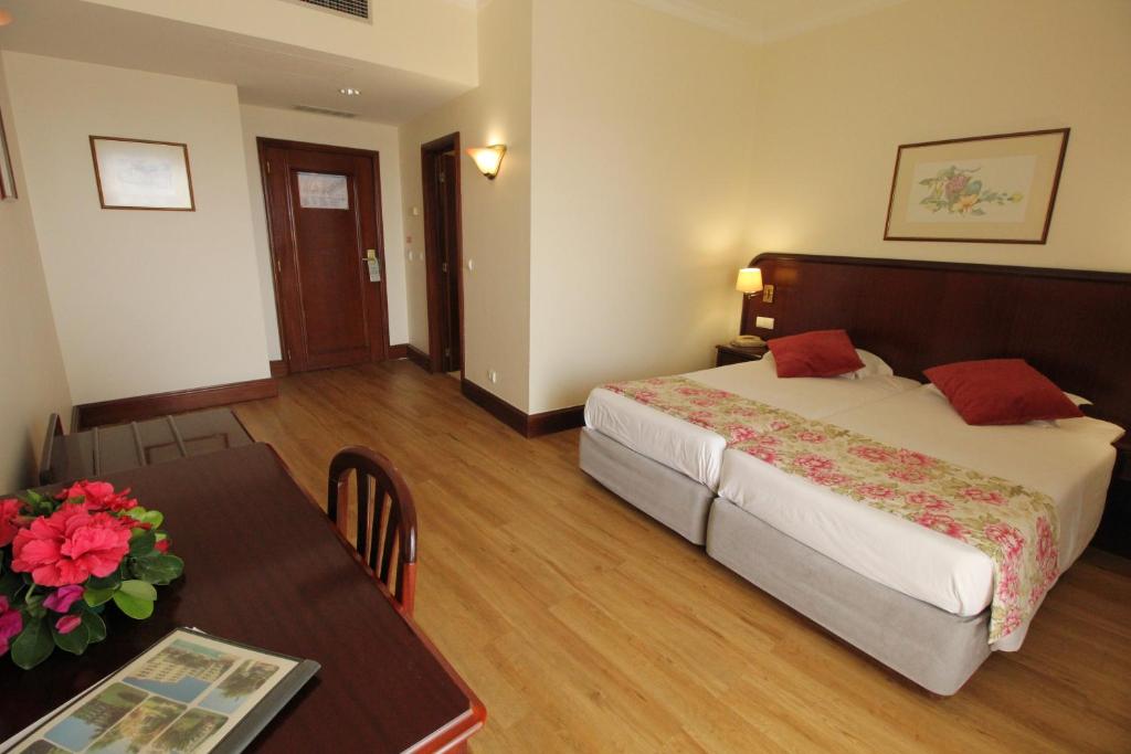 Двухместный (Стандартный двухместный номер с 2 отдельными кроватями и балконом) отеля Suite Hotel Jardins Da Ajuda, Фуншал