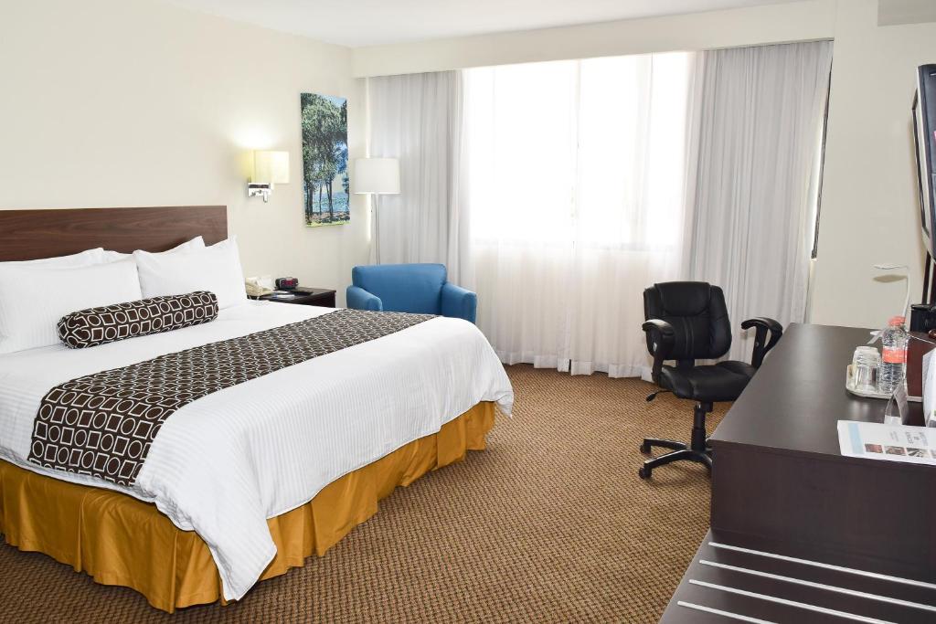 Двухместный (Номер Делюкс с кроватью размера «queen-size») отеля Wyndham Executivo Culiacan, Кульякан