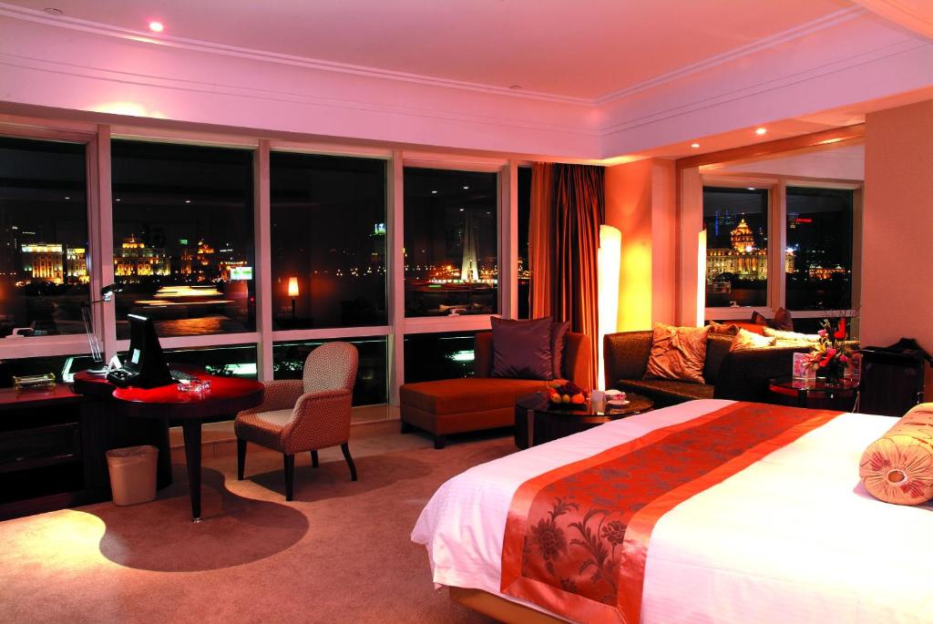 Двухместный (Двухместный номер Делюкс с 1 кроватью и видом на реку) отеля Oriental Riverside Bund View Hotel (Shanghai International Convention Center), Шанхай