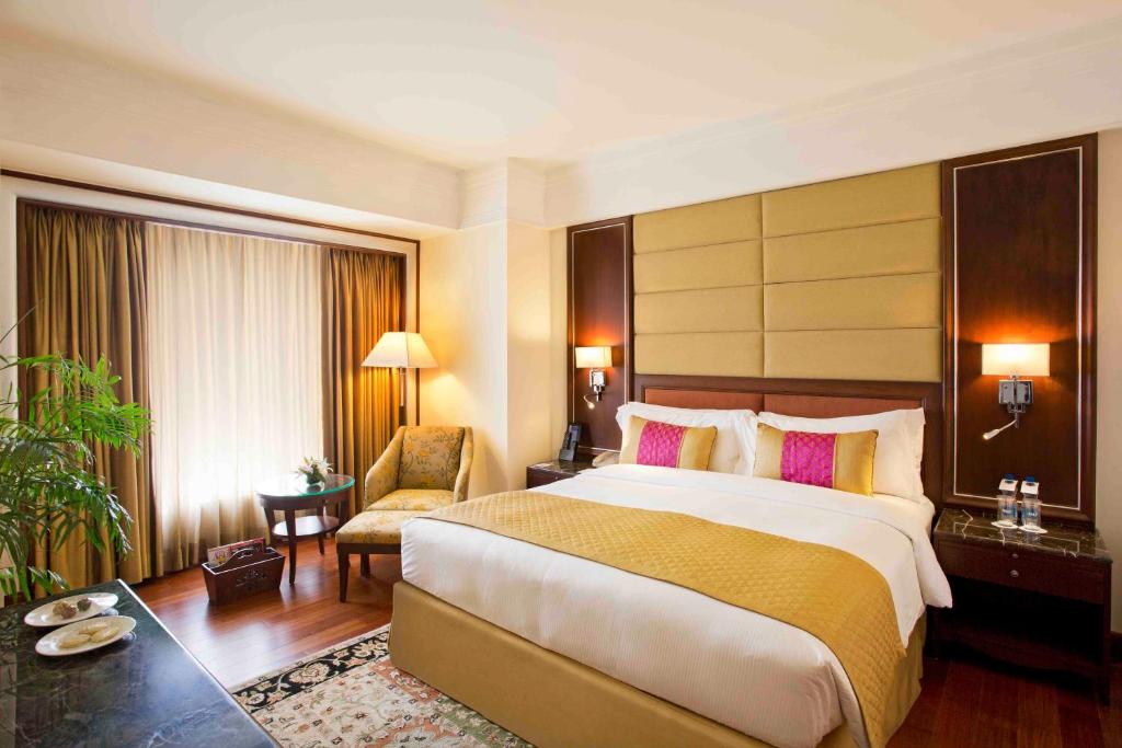 Сьюит (Executive Suite with complimentary Airport Transfers ,free Wi-Fi, 15 % discount on food and soft beverages) отеля Eros Hotel New Delhi, Nehru Place, Нью-Дели