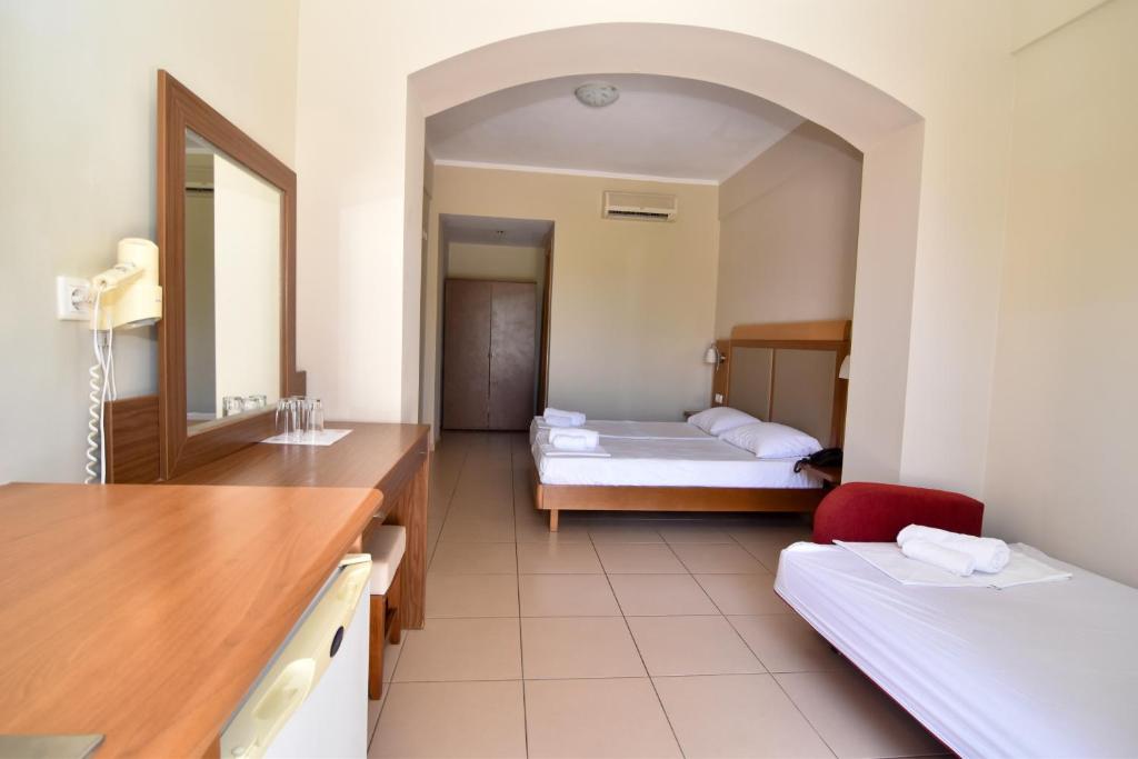 Двухместный (Улучшенный двухместный номер с 1 кроватью или 2 отдельными кроватями) отеля Hermes Hotel, Кефалос