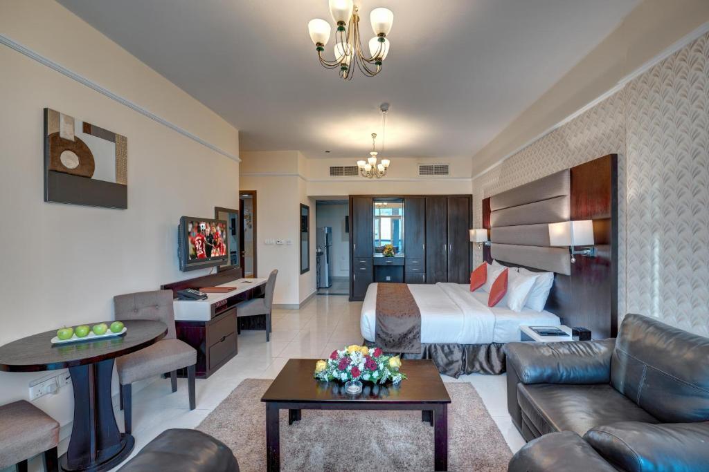 Трехместный (Апартаменты-студио с кроватью размера «king-size») апарт-отеля Emirates Grand Hotel Apartments, Дубай