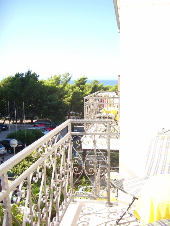 Студио (Номер-студио с балконом и частичным видом на море) апартамента Apartments Villa More, Макарска