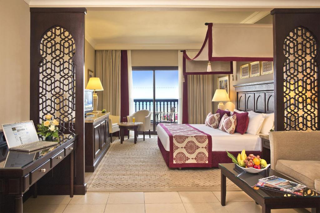 Сьюит (Полулюкс Al Dana с видом на океан) курортного отеля Miramar Al Aqah Beach Resort, Аль-Ака