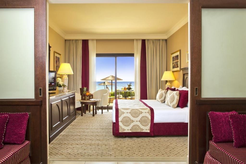 Двухместный (Семейный номер с видом на пустыню или горы) курортного отеля Miramar Al Aqah Beach Resort, Аль-Ака