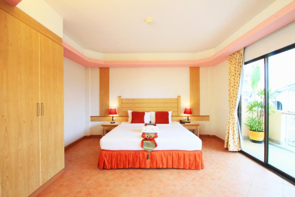 Двухместный (Улучшенный двухместный номер с 1 кроватью или 2 отдельными кроватями, вид на бассейн) отеля Baan Boa Resort, Пхукет