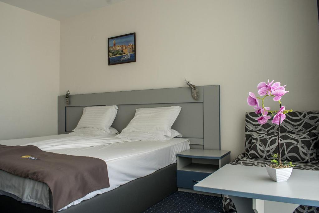 Двухместный (Двухместный номер с 1 кроватью (для 2 взрослых и 1 ребенка)) отеля PrimaSol Sineva Park Hotel - All Inclusive, Свети-Влас