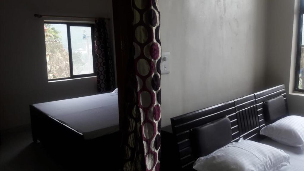 Двухместный (Бюджетный двухместный номер с 2 отдельными кроватями) семейного отеля Spectacular Gangotri view stay near Beatles cafe, Ришикеш