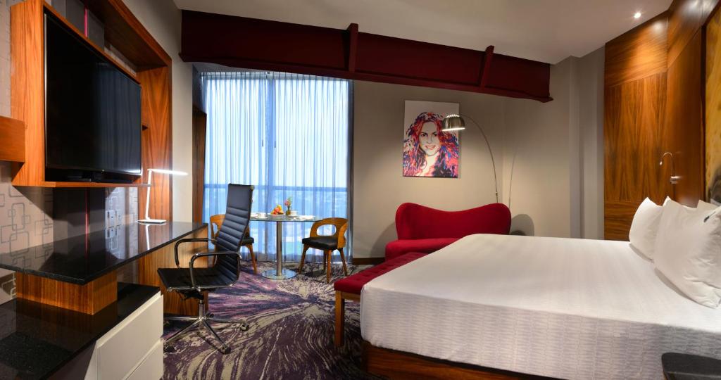Двухместный (Улучшенный номер с кроватью размера «king-size») отеля Hard Rock Hotel Guadalajara, Гвадалахара