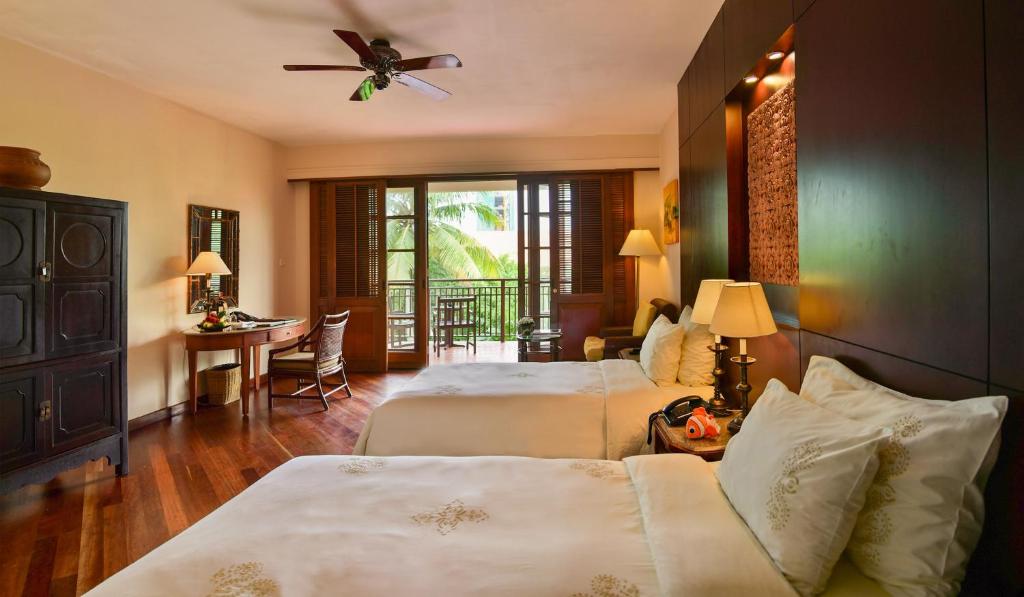 Двухместный (Улучшенный двухместный номер с 1 кроватью или 2 отдельными кроватями и видом на сад) курортного отеля Furama Resort Danang, Дананг