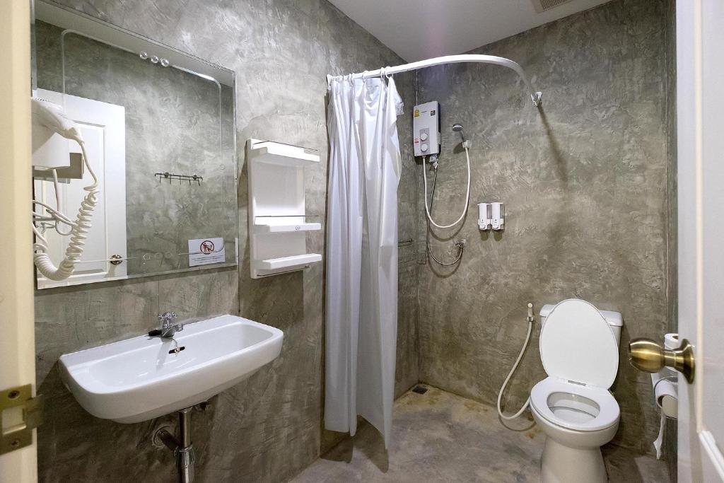 Двухместный (Двухместный номер с 1 кроватью и собственной ванной комнатой) гостевого дома Silom Bird House, Бангкок
