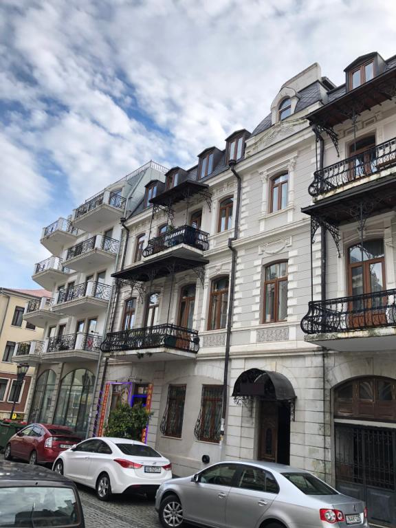 Батуми кафе батуми. Батуми гостиница медея. Главная улица батуми улица бараташвили. Горгиладзе 98. Батуми, ул мазниашвили 11.