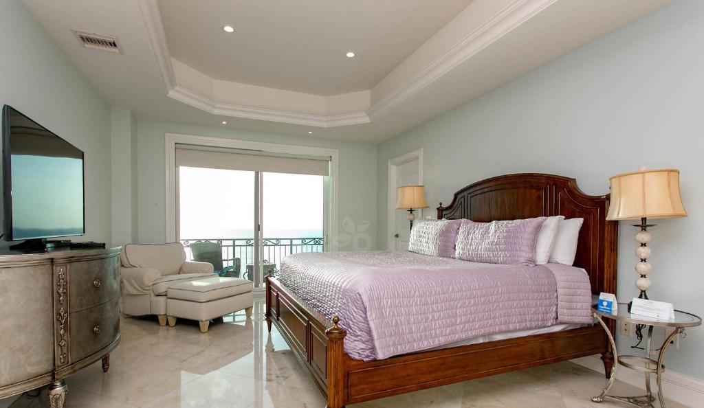 Апартаменты (Апартаменты с 3 спальнями и видом на океан) апарт-отеля The Landmark Resort of Cozumel, Косумель