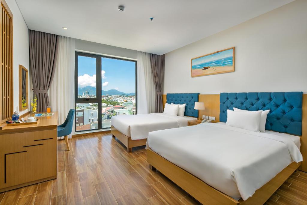 Студио (Номер-студио с 2 отдельными кроватями, вид на горы) отеля Seashore Hotel & Apartment, Дананг