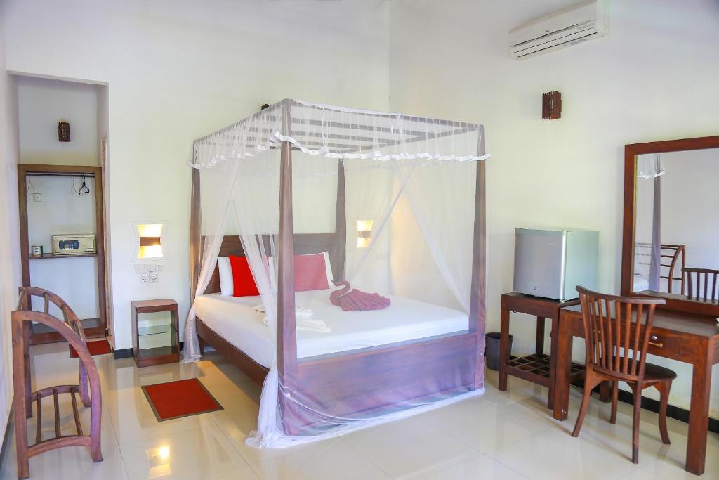 Двухместный (Двухместный номер Делюкс с 1 кроватью и видом на реку) отеля Tinara River Inn, Weligama, Велигама