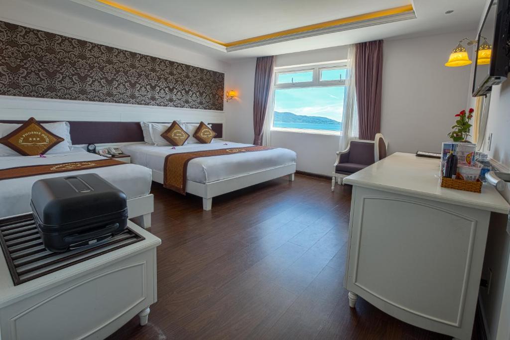 Трехместный (Трехместный номер Делюкс) отеля Sea Phoenix Hotel Da Nang, Дананг