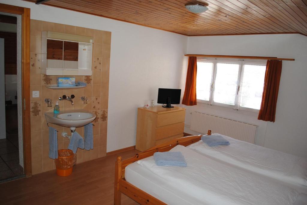 Двухместный (Двухместный номер с 2 отдельными кроватями, общей ванной комнатой и туалетом) отеля Hotel Weisses Kreuz, Бриенц