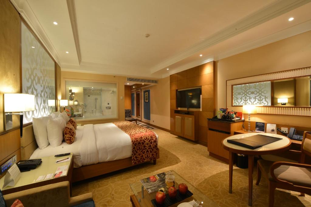 Двухместный (Номер «Премиум» с кроватью размера «king-size») отеля Ramada Plaza Chennai, Ченнаи
