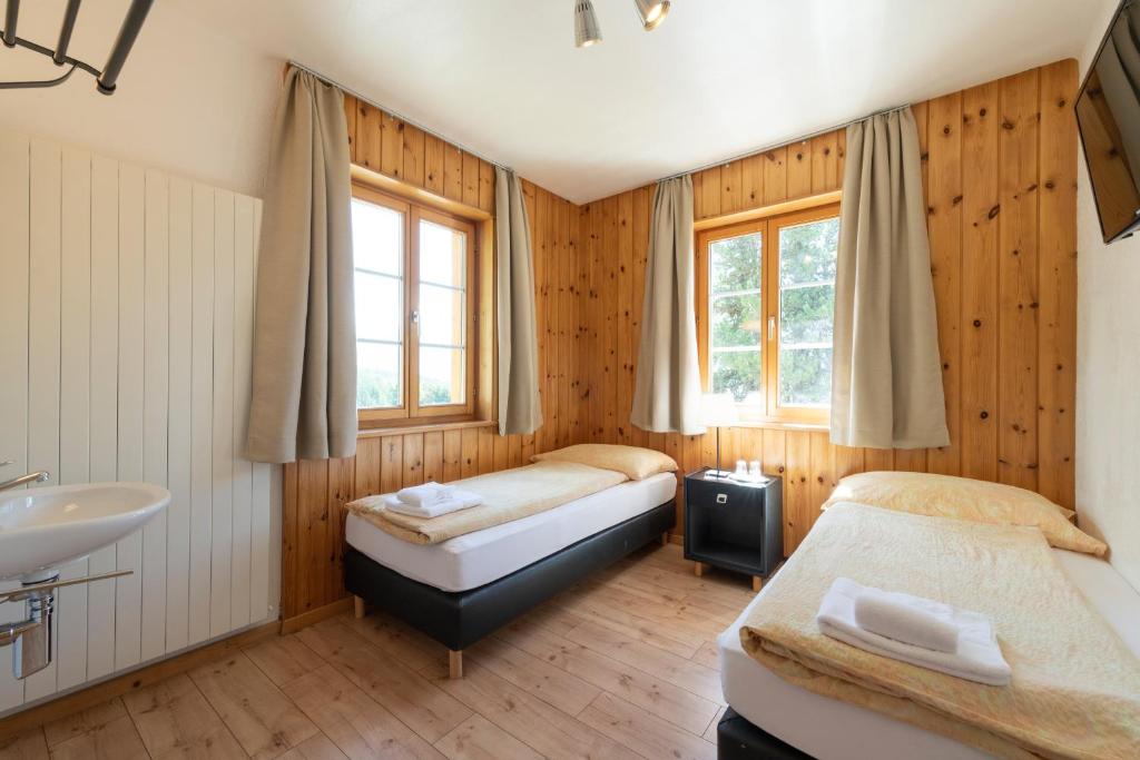 Двухместный (Двухместный номер с 1 кроватью или 2 отдельными кроватями, общая ванная комната) хостела Hostel by Randolins, Санкт-Мориц