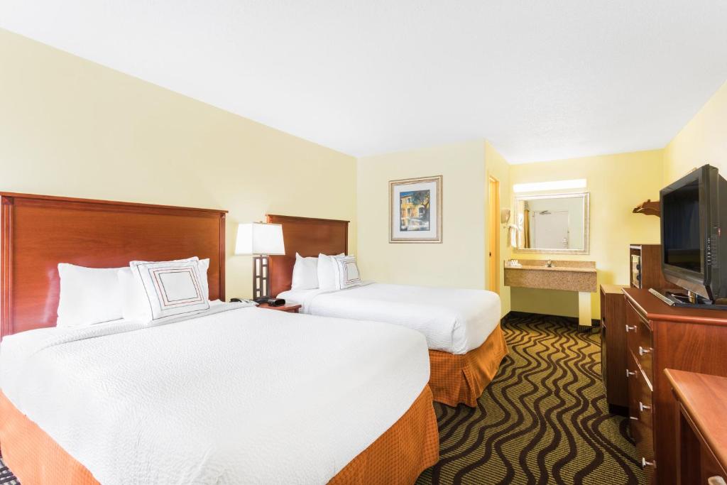 Четырехместный (Double Room with 2 Double Beds - Third Floor) отеля Baymont by Wyndham Savannah Midtown, Саванна