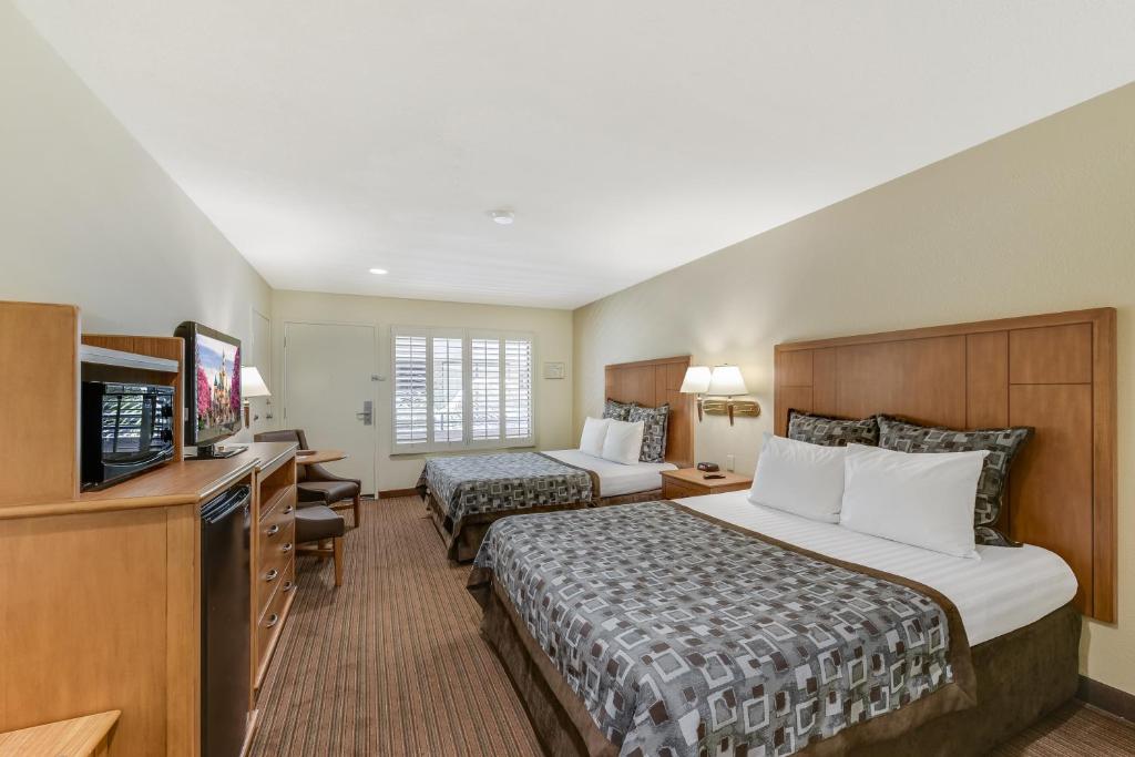 Четырехместный (Номер с 2 кроватями размера «queen-size») отеля Anaheim Desert Inn & Suites, Анахайм