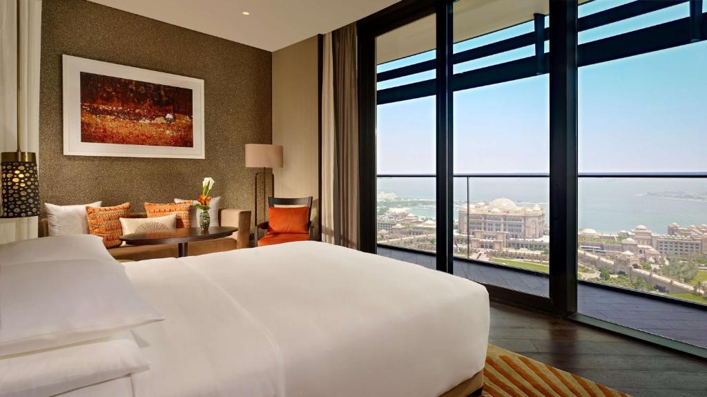 Двухместный (Номер с кроватью размера «king-size» и живописным видом) отеля Grand Hyatt Abu Dhabi Hotel & Residences Emirates Pearl, Абу-Даби