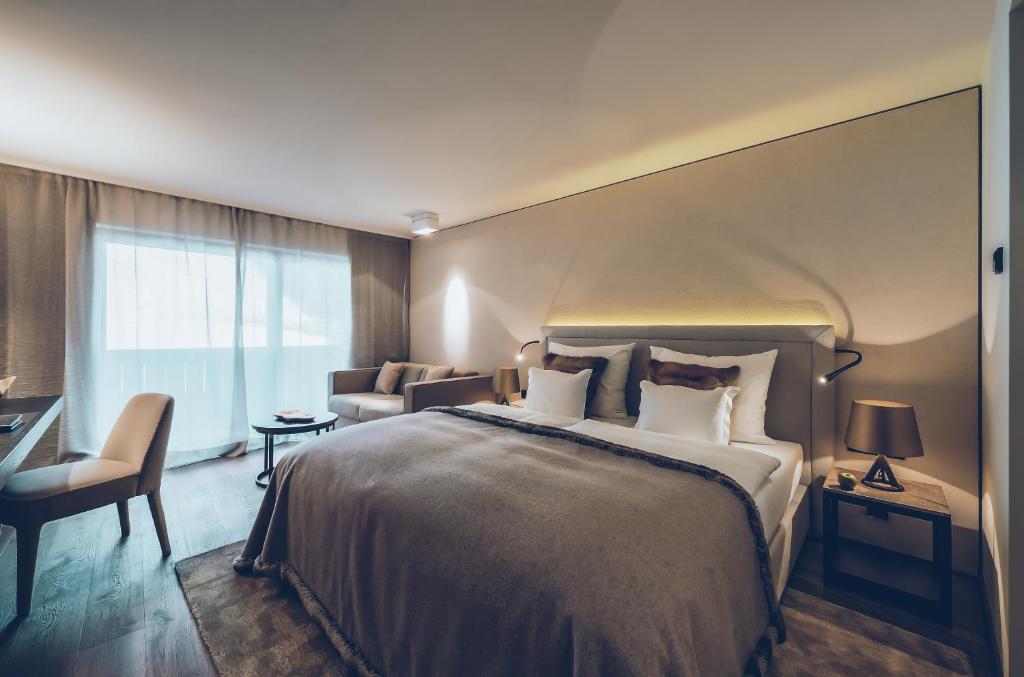 Двухместный (Улучшенный двухместный номер с 1 кроватью и балконом) отеля Elizabeth Arthotel, Ишгль