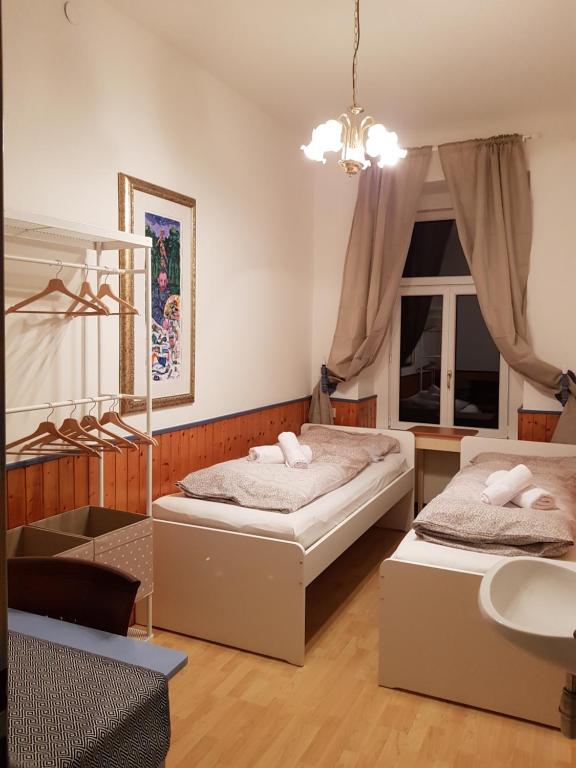 Двухместный (Двухместный номер с 1 кроватью или 2 отдельными кроватями, общая ванная комната) гостевого дома Pension Hargita, Вена