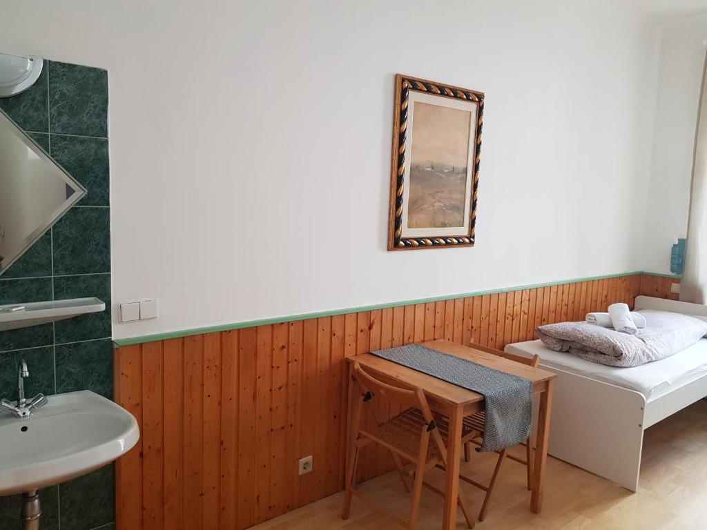 Двухместный (Двухместный номер с 2 отдельными кроватями и общей ванной комнатой) гостевого дома Pension Hargita, Вена