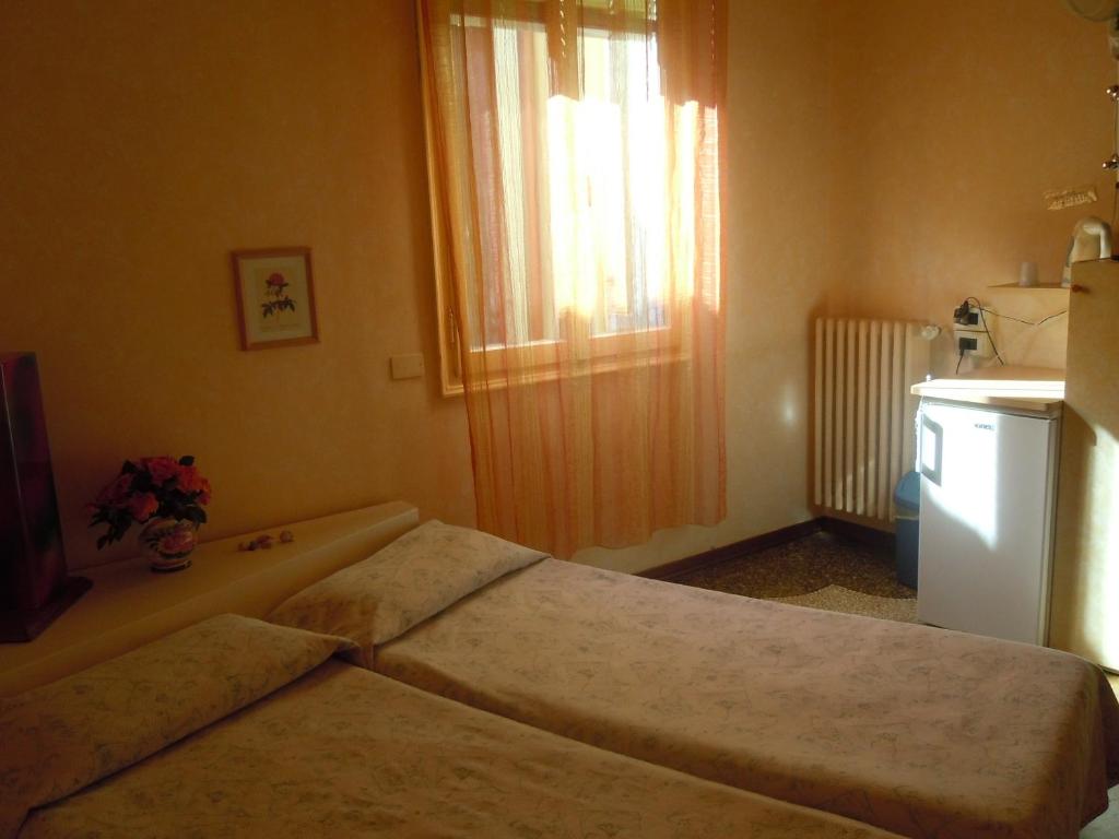 Номер (Кровать в общем номере для мужчин и женщин с 6 кроватями) гостевого дома Cadoro, Венеция