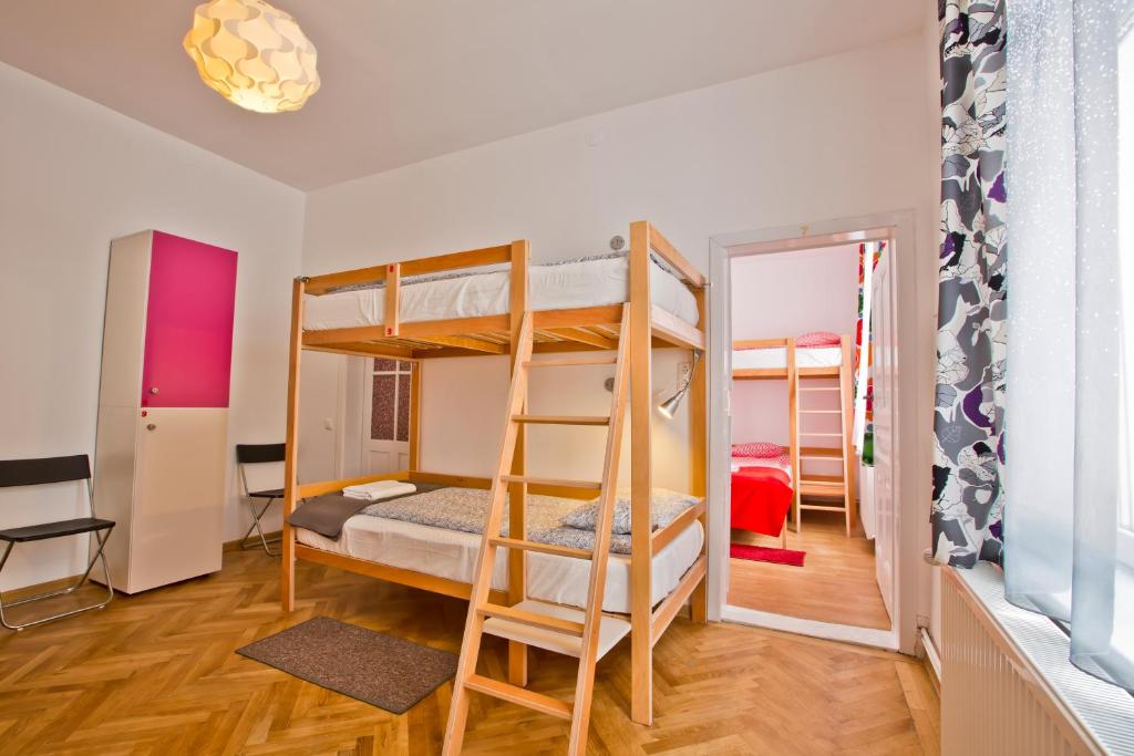Номер (Кровать в общем номере для женщин с 4 кроватями) хостела Centrum House Hostel, Брашов