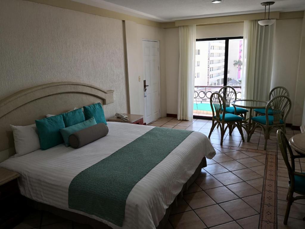 Двухместный (Двухместный номер с 1 кроватью и балконом) отеля Hotel Playa Marina, Масатлан