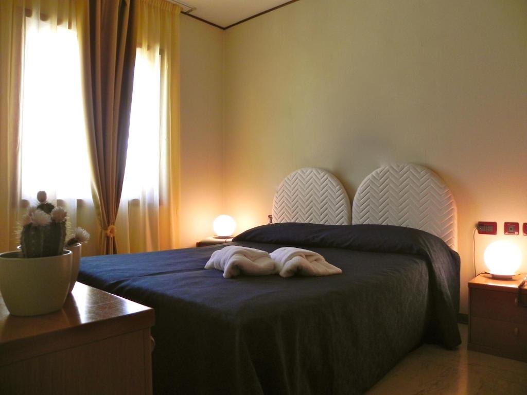Двухместный (Улучшенный двухместный номер с 1 кроватью или 2 отдельными кроватями) отеля Torreata Hotel & Residence, Палермо