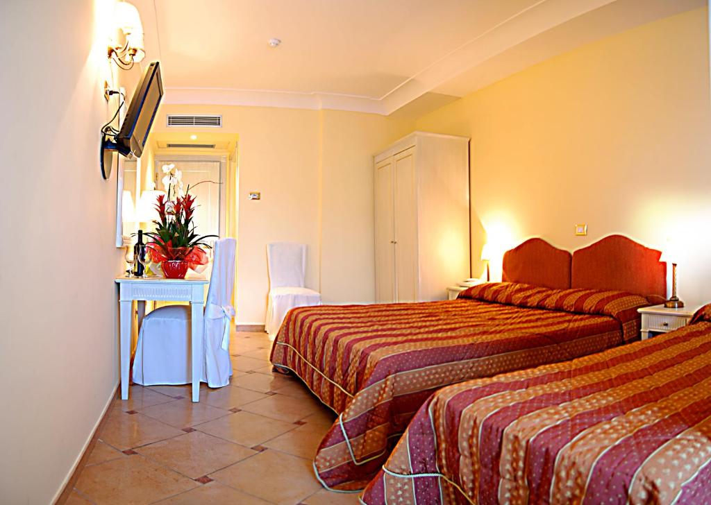 Трехместный (Улучшенный трехместный номер с видом на море) отеля Hotel La Vue d'Or, Сорренто