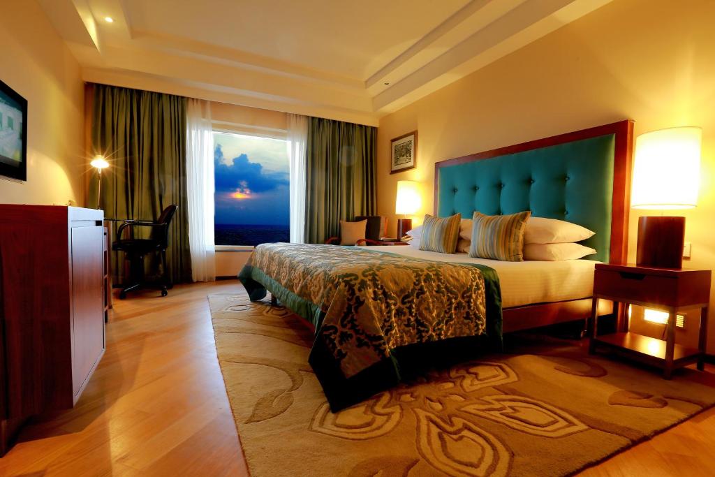Трехместный (Номер Делюкс с видом на океан и кроватью размера «queen-size») отеля Taj Samudra, Коломбо