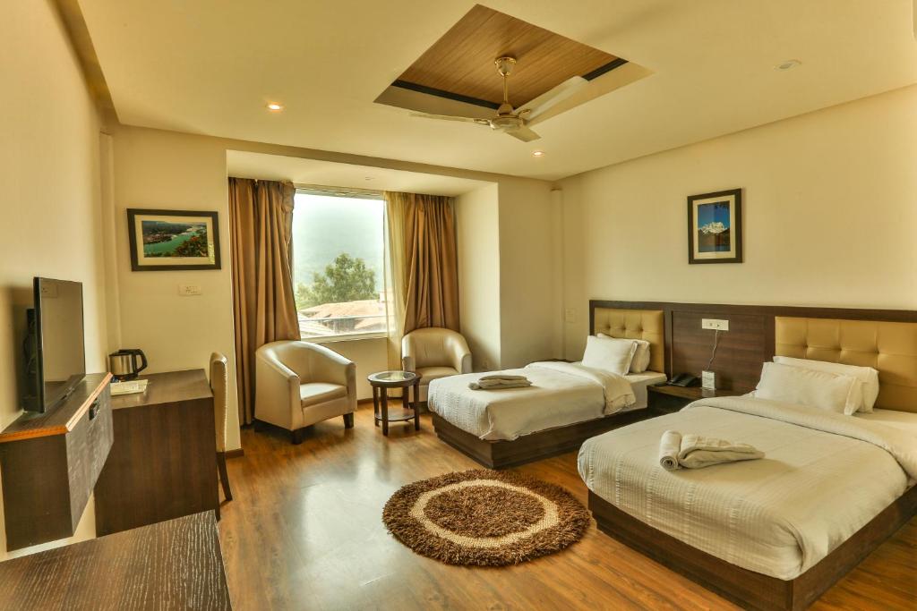 Двухместный (Двухместный номер Делюкс с 1 кроватью или 2 отдельными кроватями и видом на реку) отеля Hotel Vasundhara Palace, Ришикеш
