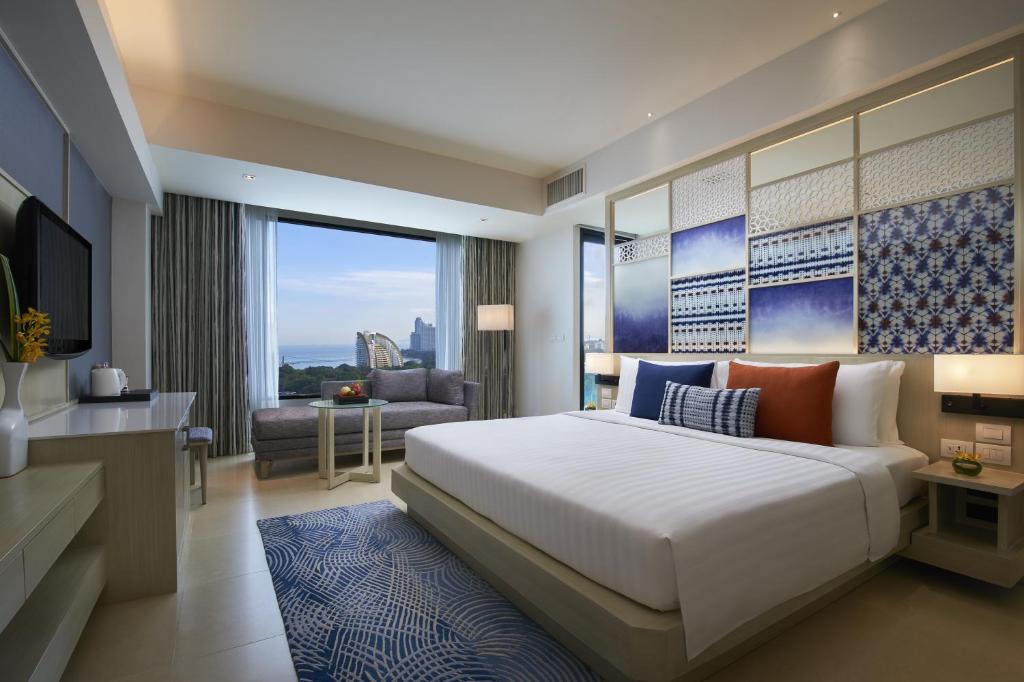 Четырехместный (Двухместный номер Делюкс с 1 кроватью или 2 отдельными кроватями, вид на океан) отеля Amari Ocean Pattaya, Паттайя