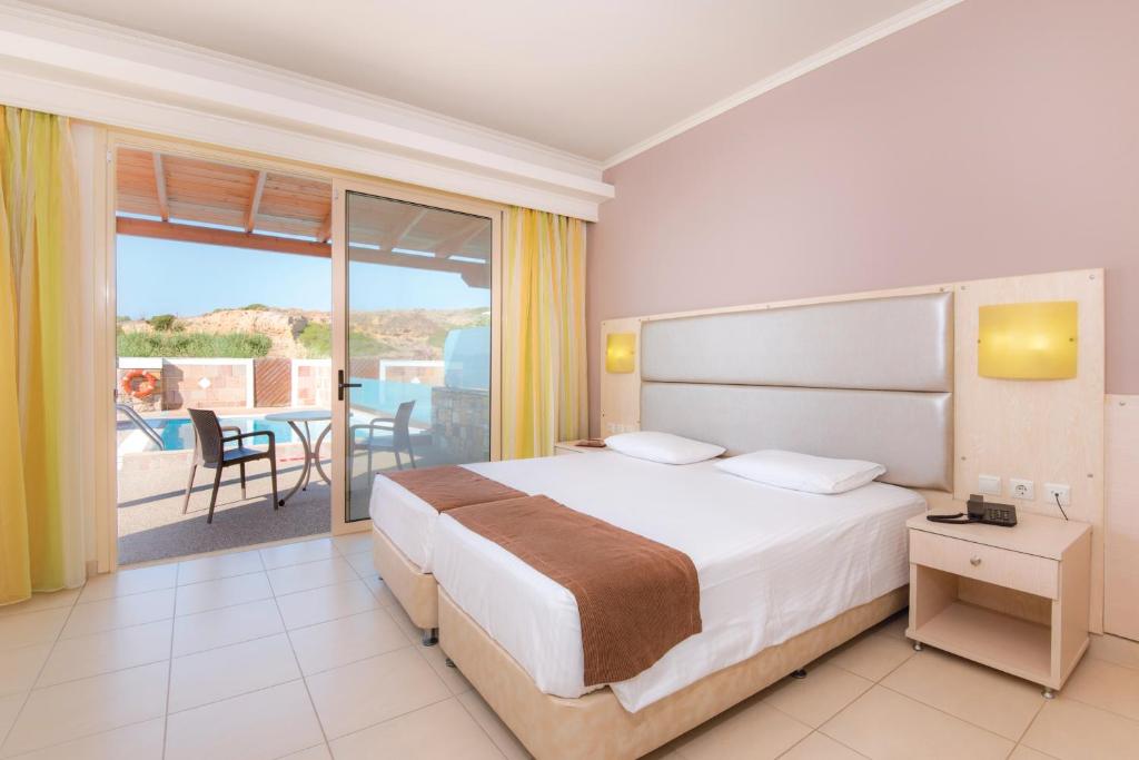 Двухместный (Двухместный номер Делюкс с 2 отдельными кроватями и собственным бассейном) отеля Kouros Palace, Мастихарион
