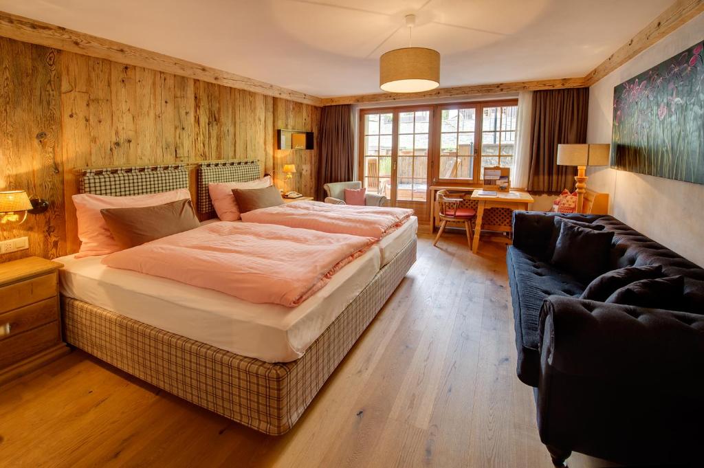 Двухместный (Улучшенный двухместный номер с 1 кроватью) отеля Hotel Berghof, Церматт