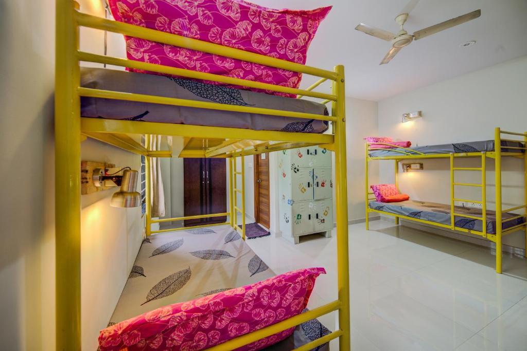 Номер (Кровать в общем 6-местном номере для мужчин и женщин) хостела Beehive Hostel, Хайдарабад