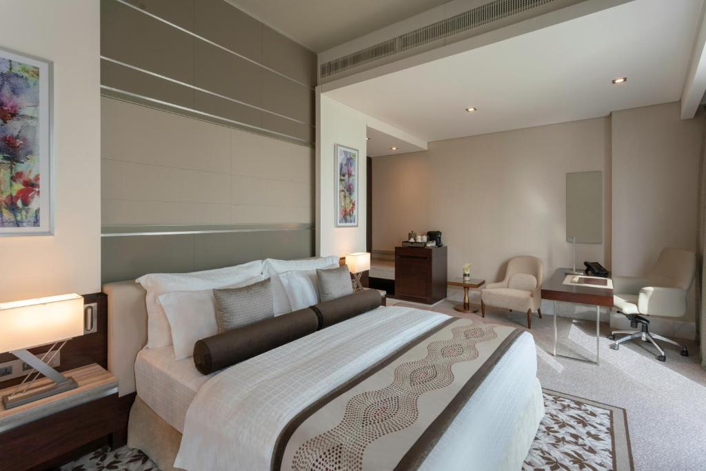 Двухместный (Улучшенный номер с кроватью размера «king-size») отеля Grand Millennium Business Bay, Дубай