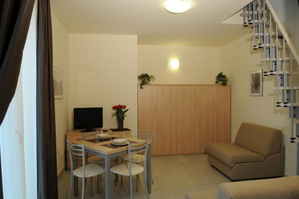 Апартаменты (Апартаменты с 1 спальней (5 взрослых) - Пляжный пакет услуг) апарт-отеля Residence Belmare, Римини