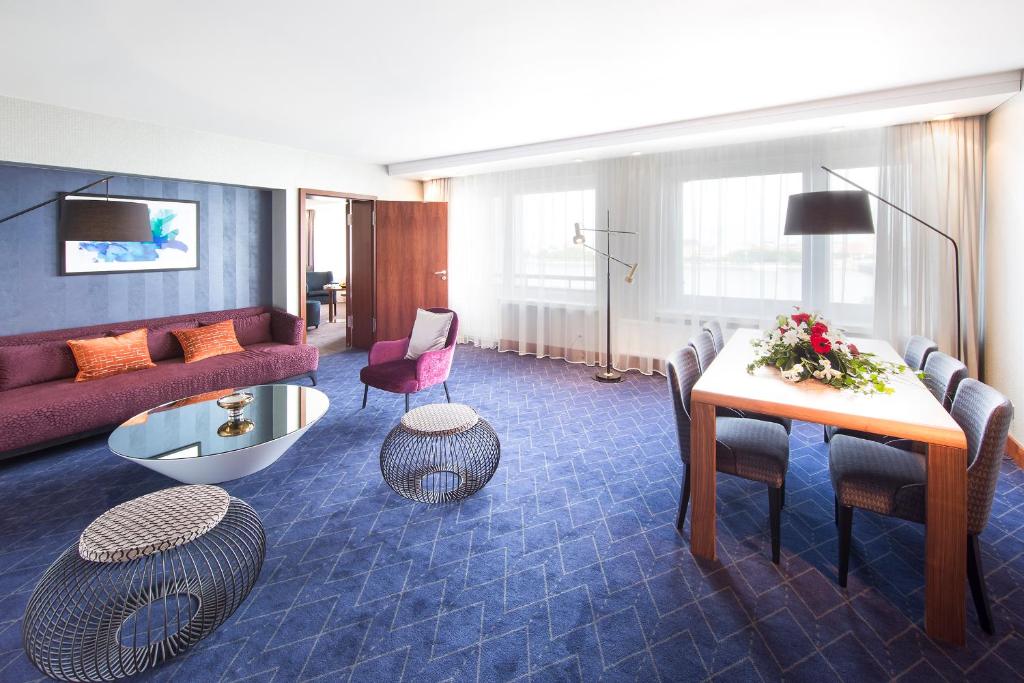 Сьюит (Президентский люкс с террасой и видом на реку.) отеля Radisson Blu Daugava Hotel, Riga, Рига