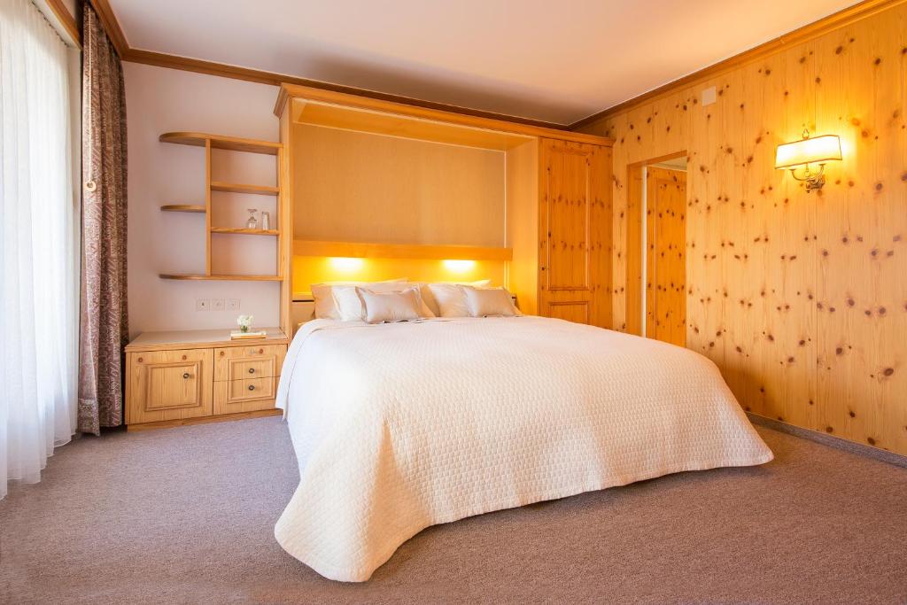 Двухместный (Улучшенный двухместный номер с 1 кроватью) отеля Hotel Europa St. Moritz, Санкт-Мориц
