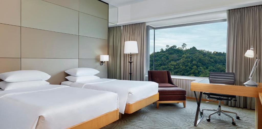 Двухместный (Двухместный номер с 2 отдельными кроватями и видом на горы) курортного отеля Hyatt Regency Hong Kong, Sha Tin, Гонконг (город)